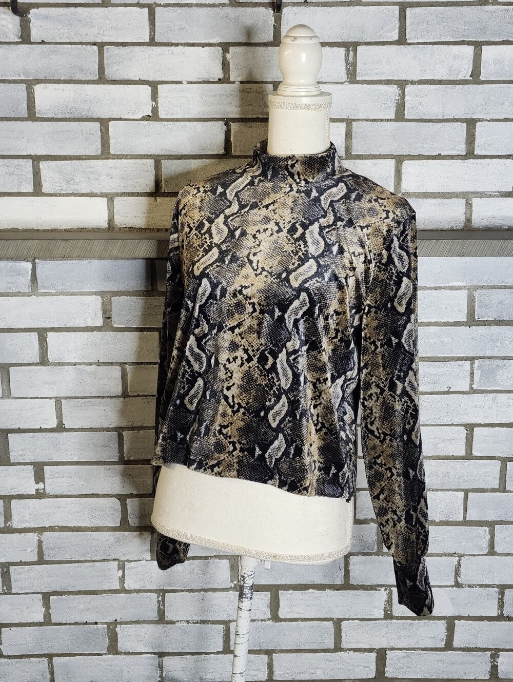 • Carmen Marc Valvo Women's Sz M Animal Snake Print Mock Neck Velvety Velour Top